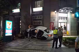 Thấy ô tô lao tới, chồng đẩy vợ con ra chỗ an toàn rồi chịu chết