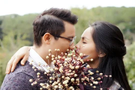 Hoàng Bách “nịnh” vợ kèm đá xéo Ngọc Trinh chuyện chiếc túi 