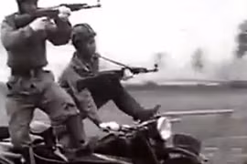 Xem công an vũ trang dùng chân lái xe, tay bắn súng