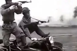 Xem công an vũ trang dùng chân lái xe, tay bắn súng