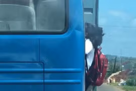 Video: Nữ sinh bám cửa xe khách đang lên dốc ở Lâm Đồng