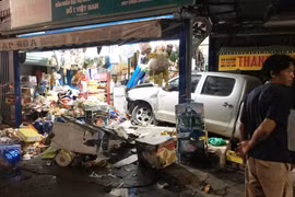 Tài xế Trung Quốc điều khiển xe lao vào nhà dân ở Bình Dương, 3 người bị thương