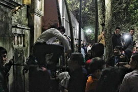 Khung cảnh "xấu xí" tại đền Trần trong ngày khai hội