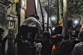 Khung cảnh "xấu xí" tại đền Trần trong ngày khai hội