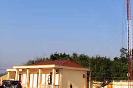 Xe du lịch lăn xuống suối, 2 người nước ngoài tử vong