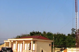 Xe du lịch lăn xuống suối, 2 người nước ngoài tử vong