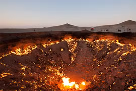 Bí ẩn “cổng địa ngục” rực cháy giữa sa mạc