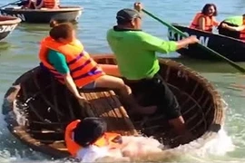 Video: Màn “quẩy” thuyền thúng khiến khách nước ngoài há hốc miệng