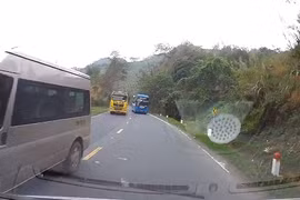 Video: Xe khách vượt kiểu 'giết người' trên đèo Thung Khe, suýt đấu đầu ô tô con