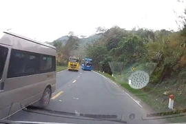 Video: Xe khách vượt kiểu 'giết người' trên đèo Thung Khe, suýt đấu đầu ô tô con