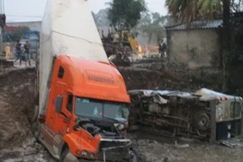 Xe containe đâm liên hoàn, nhiều người thương vong