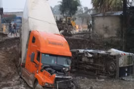 Xe containe đâm liên hoàn, nhiều người thương vong