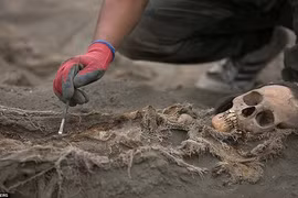 Phát hiện sốc về 56 thi hài trẻ em bị đem hiến tế