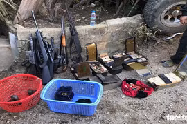 Thu giữ gần 40 khẩu súng, 6.000 viên đạn tại nhà trùm ma túy ở Lóng Luông