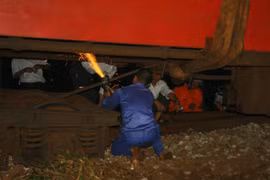 Ảnh: Công nhân trắng đêm cứu hộ tàu SE2 lật ở Huế