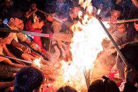 Truy tìm nguồn gốc sâu xa của tục đốt vàng mã 