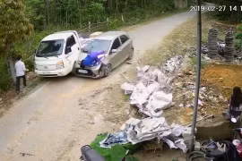 Video: Ô tô đâm văng người phụ nữ đang dắt xe đạp lên dốc