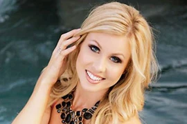 Hoa hậu Mỹ bị “ném đá” vì mặc váy in quốc kỳ quét đất