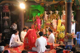 Sinh viên học hầu đồng ngay giữa thủ đô