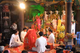 Sinh viên học hầu đồng ngay giữa thủ đô