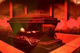 Linh cữu yếu nhân được làm bằng chất liệu gì?