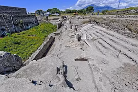 Cận cảnh tàn tích mới phát hiện ở thành phố cổ Pompeii
