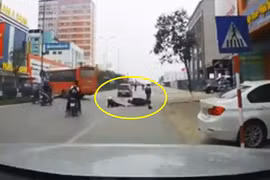 Video: Người phụ nữ ngã "sấp mặt" vì tông phải mũ bảo hiểm