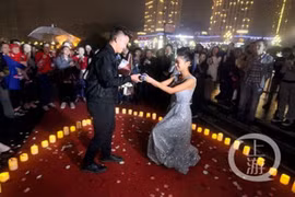 Màn cầu hôn hoành tráng của thiếu nữ xinh đẹp 