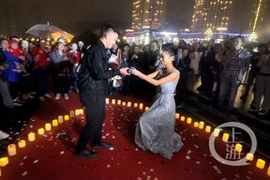 Màn cầu hôn hoành tráng của thiếu nữ xinh đẹp 