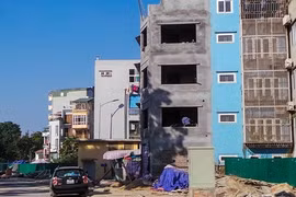 Hà Nội: Đường "uốn lượn" dài 600m chưa thông xe đã "mọc" nhà dị dạng