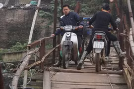 Cây cầu có 1-0-2 ở Hà Nội 