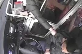 Bị bắt vì cho con tè trên xe buýt rồi tấn công tài xế