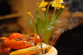 Ngày Tết có nên thắp hương liên tục và vì sao phải thắp hương số lẻ 