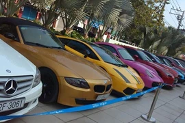 Đại gia Sài Gòn khoe cả dàn siêu xe hiếm có