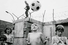 Ảnh xưa: Trẻ em chơi đùa bên bức tường Berlin 1963