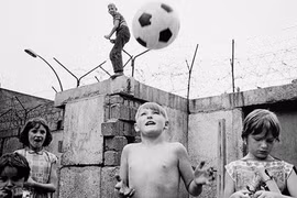 Ảnh xưa: Trẻ em chơi đùa bên bức tường Berlin 1963