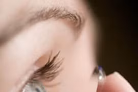 Bé gái suýt mù vì kính sát tròng