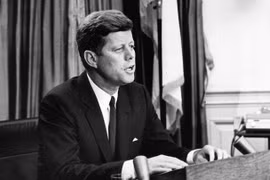 Lạ kỳ Tổng thống Kennedy thoát chết nhờ... một quả dừa