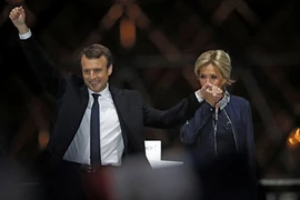 Ảnh tình cảm Tổng thống Pháp trẻ nhất từ thời Napoleon bên vợ