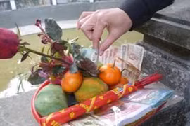 Độc đáo tục cúng vàng mã của người Việt trên báo Nhật 