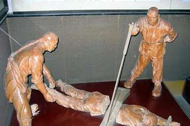 Muôn kiểu hành hình tử tù thời cổ đại (2) 