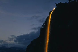 Bí ẩn xuyên thời đại về “thác lửa” độc nhất hành tinh 