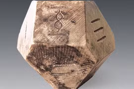 Phát hiện xúc xắc lạ lùng trong hầm mộ Trung Quốc