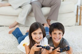 Trẻ con chơi game trực tuyến càng học giỏi