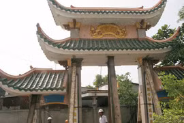 “Thần đèn” Nguyễn Văn Cư dời cổng chùa