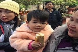 Bé gái 2 tuổi bị mẹ bỏ rơi kèm lá thư "mong thầy đừng cho cháu đi nơi khác"