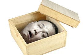 Hãi hùng đầu lìa khỏi cổ vẫn... nhăn mặt phẫn nộ 