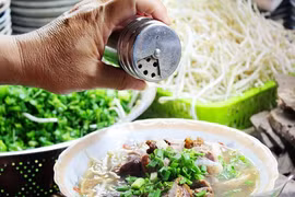 Quán cháo lòng gần nửa thế kỷ đông nghịt khách ở Sài Gòn