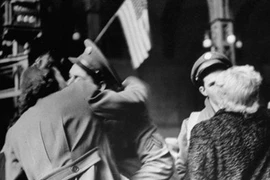 Ngắm khoảnh khắc đong đầy yêu thương thời chiến