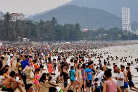 Hàng nghìn du khách đổ về bãi biển Nha Trang